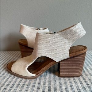 NWOB TOMS IVORY/CREAM BLOCK HEEL SANDAL